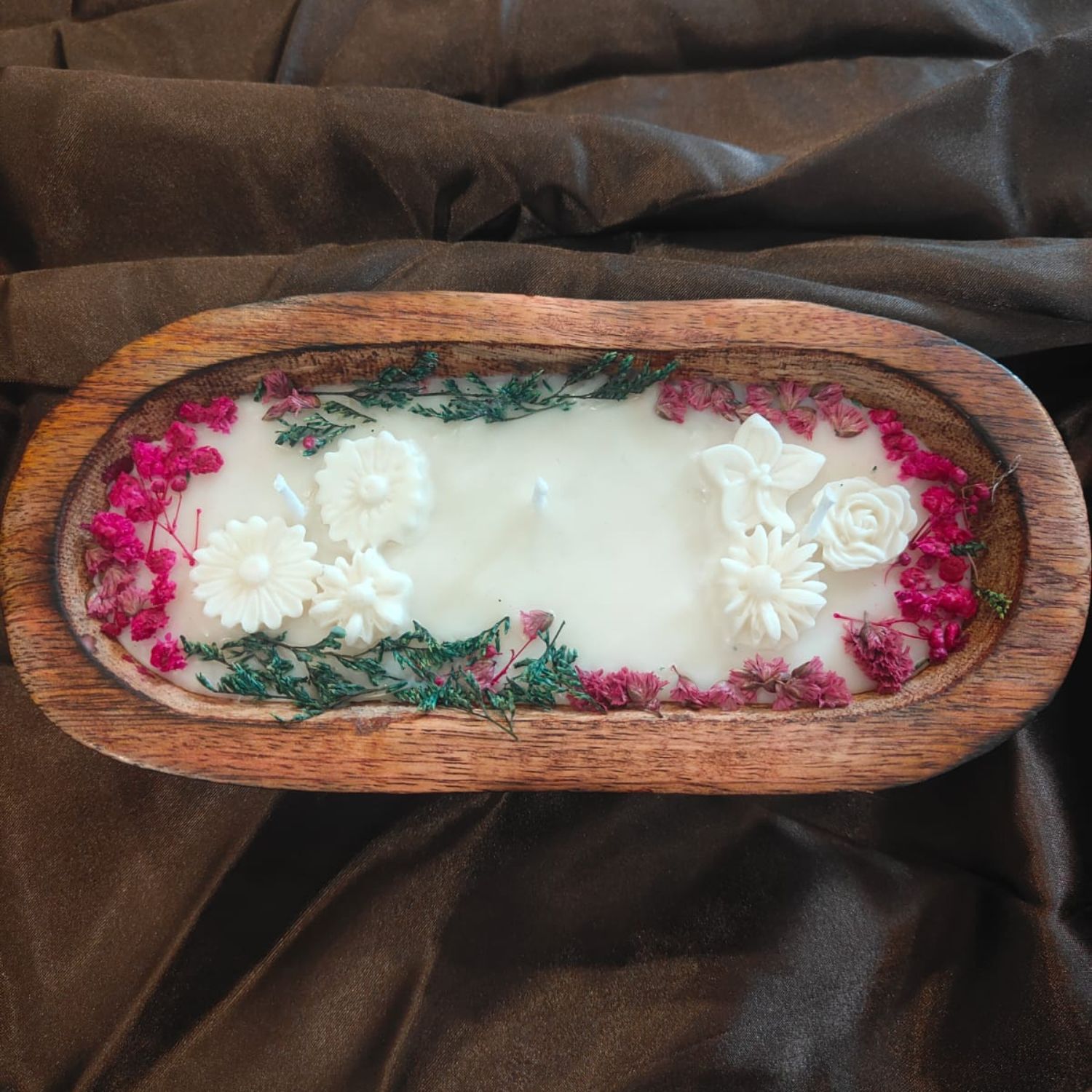 Sail into serenity with our beautiful boat candle adorned with delicate flowers with lavender fragrance. 8x4